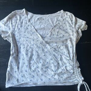 Hollister Women's Short Sleeve Floral Wrap Top - White and Blue